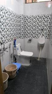 Koupelna v ubytování Ultimate Time Homestay, Stay and Party Point in Hills of Dagshai