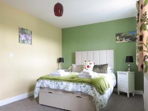 Postel nebo postele na pokoji v ubytování Cosy Cotswolds Townhouse