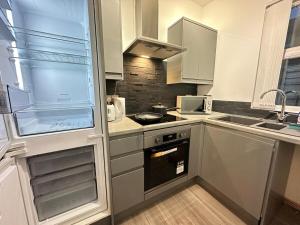 Η κουζίνα ή μικρή κουζίνα στο 5 Mins to Anfield, 2 Bed, Mosaic Art House +5 φωτογραφίες