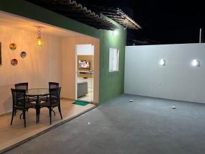 巴雷里尼亚斯Casa Borges Lençóis的房间里有一张桌子和几把椅子的餐厅