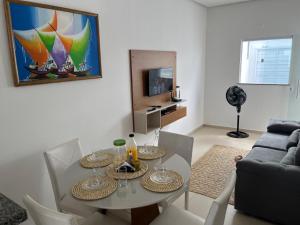 巴雷里尼亚斯Casa Borges Lençóis的带桌子和沙发的客厅