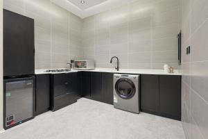 Dapur atau dapur kecil di Wahaj Stylish Family Apartment +9 gambar