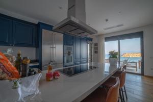 Kuchyňa alebo kuchynka v ubytovaní Villa Gina by Elounda Island View Villas