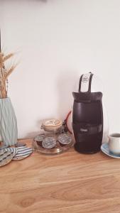 una cafetera sobre una mesa de madera en Appartamento IRIS, en Lido delle Nazioni