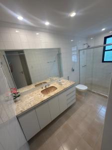 un bagno con lavandino, doccia e WC di APT Luxo 4 SUITES ONDINA Circuito CARNAVAL a Salvador Altre 6 foto