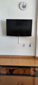 TV a/nebo společenská místnost v ubytování Première ligne de mer