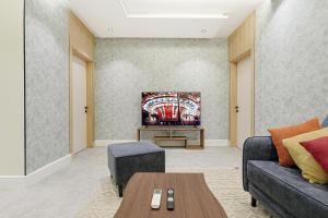 Ruang duduk di Wahaj Stylish Family Apartment