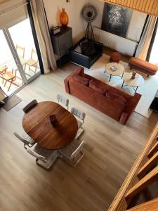 an overhead view of a living room with a table and a couch at Le Loft Corail in Jullouville-les-Pins
