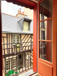 an open window with a view of a building at Le Saint Melaine, Hyper centre de Rennes in Rennes +18 photos