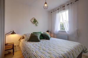 a bedroom with a bed and a window at Le Sporting Land - avec entrée autonome, parking privé & sa piscine ! - in Gaillac
