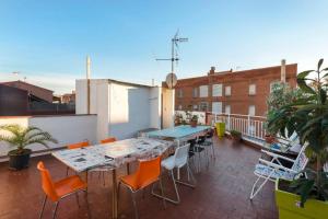 une terrasse avec une table et des chaises sur un balcon dans l'établissement 2º Apartamento 3 hab 15' Barcelona centro y 8' Playa caminando, à Sant Adrià de Besòs