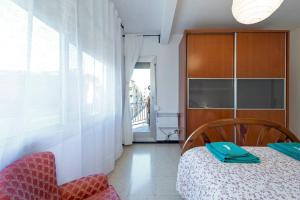 - une chambre avec un lit, une armoire et une chaise dans l'établissement 2º Apartamento 3 hab 15' Barcelona centro y 8' Playa caminando, à Sant Adrià de Besòs 5 autres photos