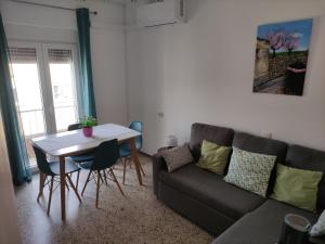 a living room with a couch and a table at Casa El Callejo de La Fregeneda in La Fregeneda