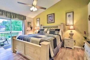 une chambre avec un lit et un balcon dans l'établissement The Royals Fully Stocked, Stylish, High Ratings, à Kissimmee 59 autres photos