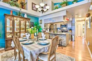 une salle à manger avec une table et des chaises et une cuisine dans l'établissement The Royals Fully Stocked, Stylish, High Ratings, à Kissimmee