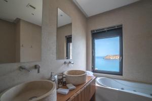 Kúpeľňa v ubytovaní Villa Danae by Elounda Island View Villas