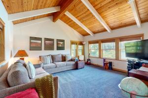 a living room with a couch and a flat screen tv at Mercer Lake Memories in Florence