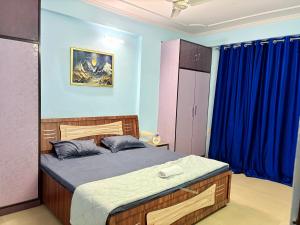 Highway access 2BHK, Trendy decor, VR & other water parks客房内的一张或多张床位