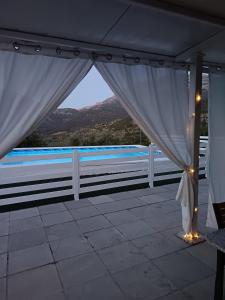 - un balcon avec vue sur une maison dotée de rideaux blancs dans l'établissement Los Cabales, à Torres 67 autres photos