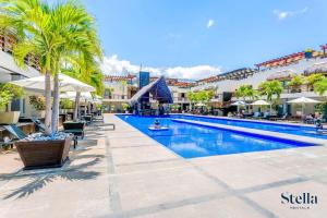 Top Beachfront Complex Private Patio with Pool 내부 또는 인근 수영장