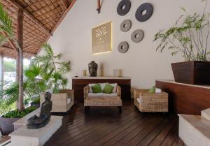 Top Beachfront Complex Private Patio with Pool 휴식 공간