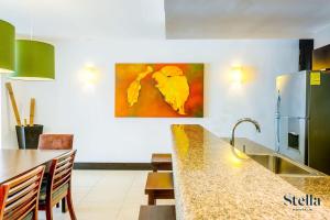 Top Beachfront Complex Private Patio with Pool 주방 또는 간이 주방