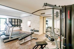 Top Beachfront Complex Private Patio with Pool 피트니스 센터 또는 시설