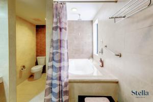 Top Beachfront Complex Private Patio with Pool 욕실