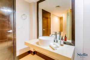 Top Beachfront Complex Private Patio with Pool 욕실