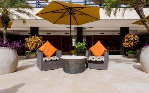 Top Beachfront Complex Private Patio with Pool 야외 정원