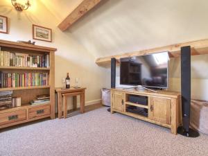 Una sala de estar con un televisor de pantalla plana grande. en Fferam Gorniog, en Holyhead