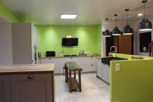 Η κουζίνα ή μικρή κουζίνα στο Gîte de Beltaine en Brocéliande SPA et bain nordique