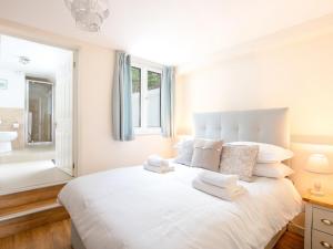 Ένα ή περισσότερα κρεβάτια σε δωμάτιο στο Coast View Apartment