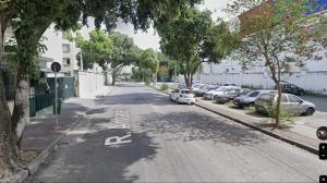an empty street with cars parked in a parking lot at Quarto exclusivo, próximo a Dutra e Vale Sul Shopping em SJCampos-SP in São José dos Campos