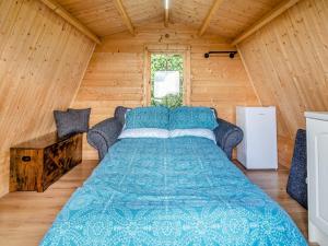 Un dormitorio con una cama en una habitación de madera. en Shadi - Uk45069, en Derwydd