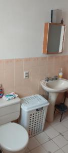 Koupelna v ubytování Habitaciones en Sopocachi