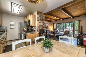 Η κουζίνα ή μικρή κουζίνα στο Mountain Escape - Lake Tahoe - Incline Village - Private Garage
