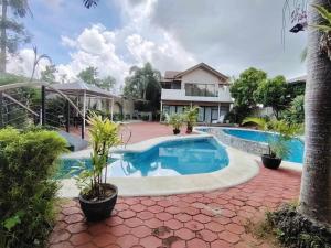 an image of a house with a swimming pool at Nice home in Alfonso