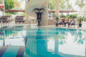 Bazén v ubytování L'ancora Beach Hotel nebo v jeho okolí