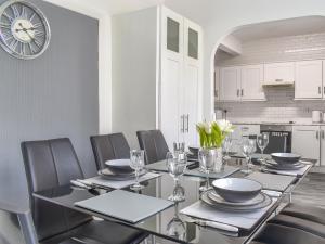 Η κουζίνα ή μικρή κουζίνα στο Huddersfield House, Wood View +16 φωτογραφίες
