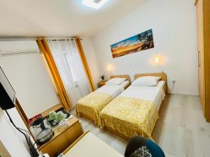 Postel nebo postele na pokoji v ubytování Apartmens and Rooms Madunic V