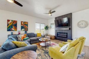 ein Wohnzimmer mit zwei Sofas und einem Fernseher in der Unterkunft Flamingo Hideaway in Garden City