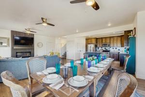 ein Esstisch mit Stühlen und eine Küche in der Unterkunft Flamingo Hideaway in Garden City