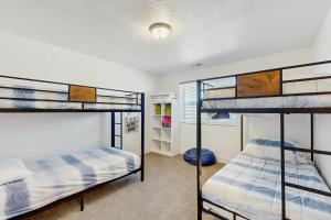 ein Schlafzimmer mit zwei Etagenbetten und einem Fenster in der Unterkunft Flamingo Hideaway in Garden City