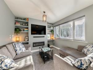 ein Wohnzimmer mit zwei Sofas und einem Flachbildfernseher in der Unterkunft House In The Hills in Church Stretton