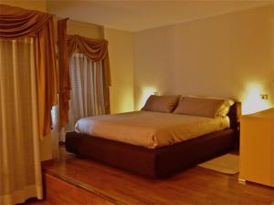 um quarto com uma cama em um quarto em Casa Palladio 29 em Verona