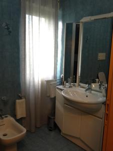 La salle de bains est pourvue d'un lavabo et d'un miroir. dans l'établissement Casa Palladio 29, à Vérone