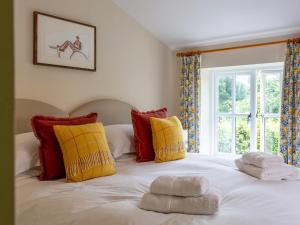 En eller flere senge i et værelse på Gargrave Cottage - Uk42248