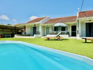 Bazén v ubytování Villa Doramarie Sidari with private pool by DadoVillas nebo v jeho okolí