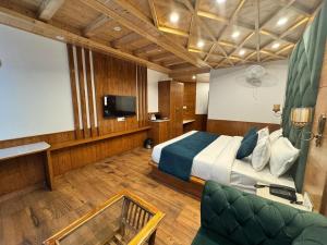TV o dispositivi per l'intrattenimento presso White Season Resort - Mountain View With Premium Rooms # Luxury Stay in Manali